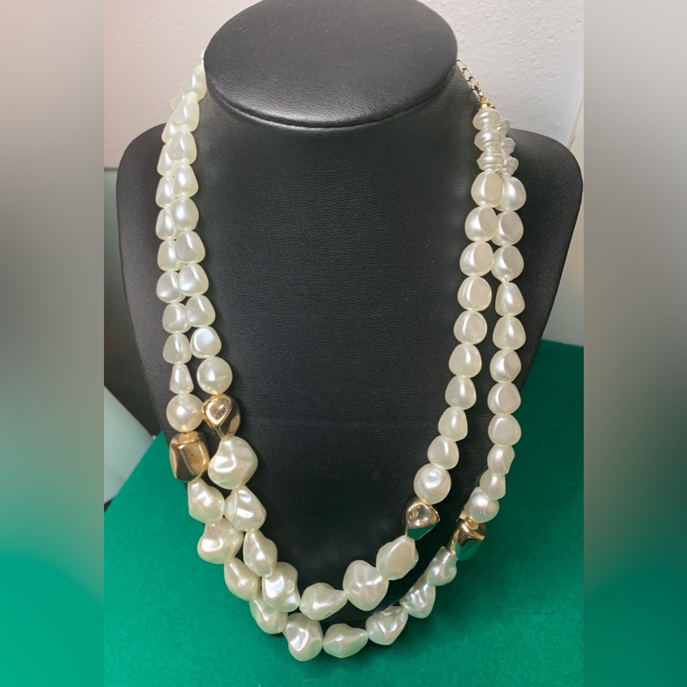 Elegant Pearl and Gold Necklace